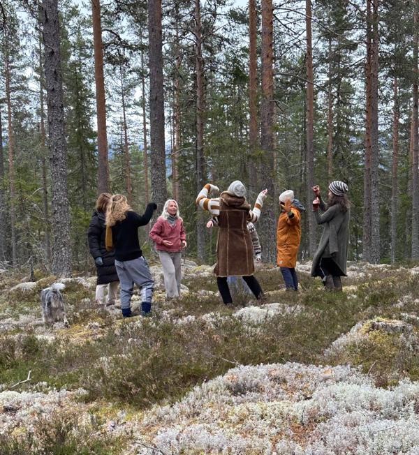Kvinner som danser i en sirkel i skogen - yorba - Naturlig kreativ